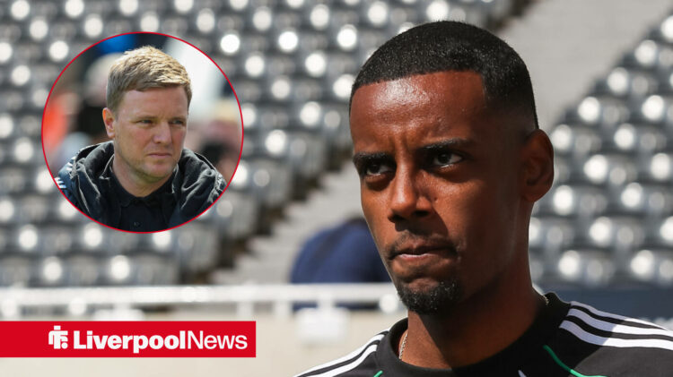 Eddie Howe looking at Alexander Isak in Newcastle training gear.