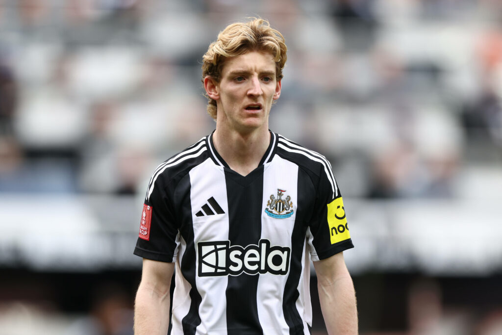 Anthony Gordon looks ahead in Newcastle United strip