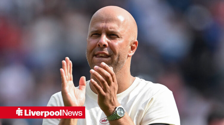Arne Slot clapping the fans