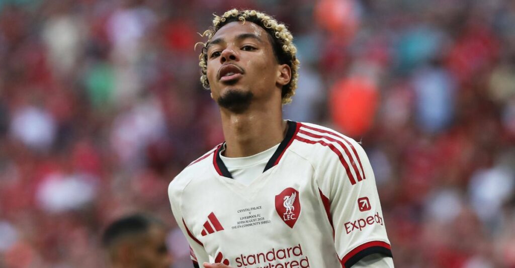 Hugo Ekitike in Liverpool's 2025-26 away kit
